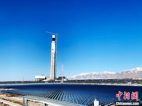 圖為地處柴達(dá)木盆地的光伏電站?！O睿　攝