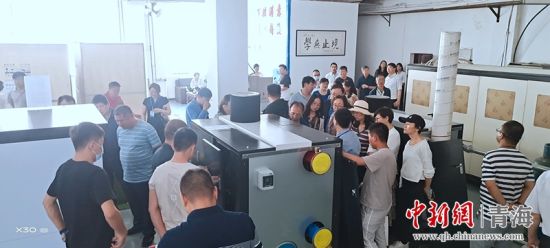 圖為行業(yè)內人員進行項目參觀。 活動主辦方供圖