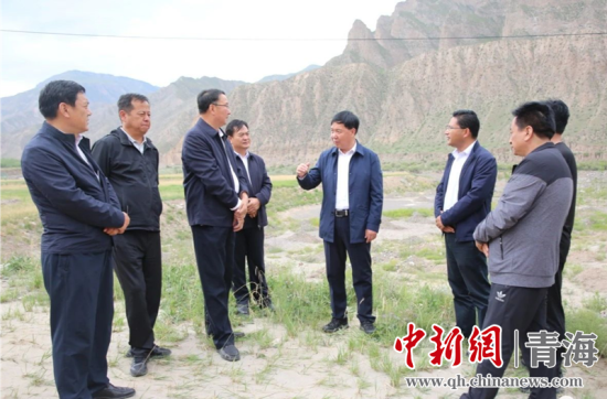圖為黃南州有關(guān)領(lǐng)導(dǎo)現(xiàn)場踏勘、督導(dǎo)生態(tài)環(huán)保責(zé)任落實(shí)情況現(xiàn)場。黃宣攝