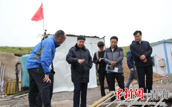 圖為黃南州有關(guān)領(lǐng)導(dǎo)現(xiàn)場踏勘、督導(dǎo)生態(tài)環(huán)保責(zé)任落實情況現(xiàn)場。黃宣攝