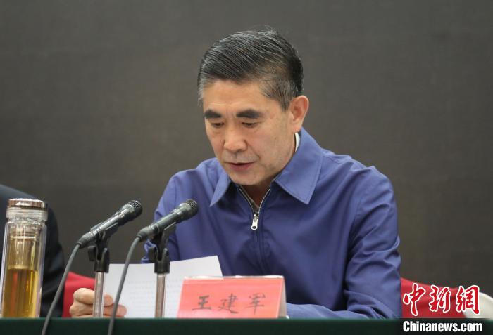 圖為青海省委書(shū)記王建軍出席會(huì)議并作講話(huà)?！?zhí)砀?攝