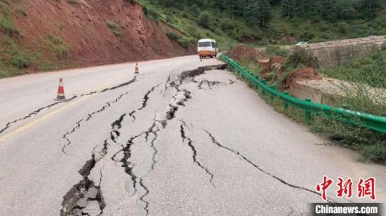 圖為發(fā)生路基下沉滑移險情的路段。果洛公路總段供圖