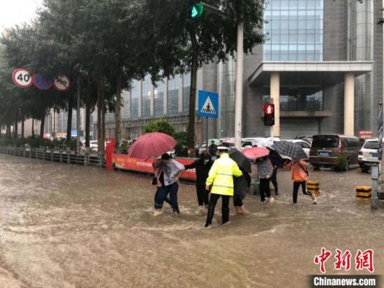 8月28日，青海省東部出現(xiàn)強(qiáng)降水天氣過程，其中西寧地區(qū)出現(xiàn)入汛以來雨量最大、強(qiáng)度最大的強(qiáng)降水過程。西寧交警供圖