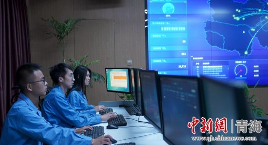 圖為國網(wǎng)青海電力大數(shù)據(jù)中心工作人員正在監(jiān)控綠電相關(guān)數(shù)據(jù)。王國棟攝