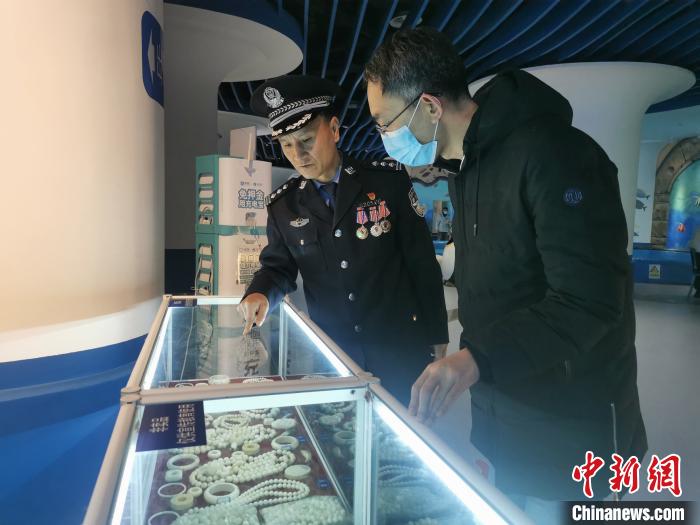 圖為森林警察為游客講解查獲這些象牙制品過程中發(fā)生的真實(shí)故事?！∥乃碱?攝