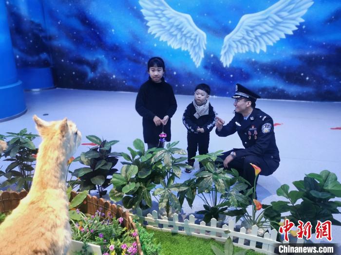 圖為森林警察為小朋友科普野生動物保護(hù)知識?！∥乃碱?攝