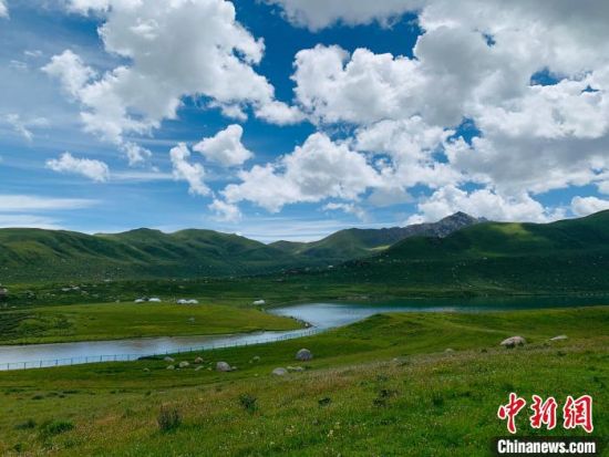 圖為果洛州境內(nèi)的年保玉則。（資料圖）　孫睿　攝