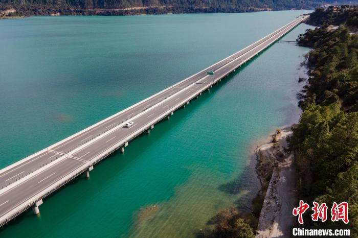 資料圖為西藏拉薩至林芝高等級公路多布湖風(fēng)光?！〗w波 攝