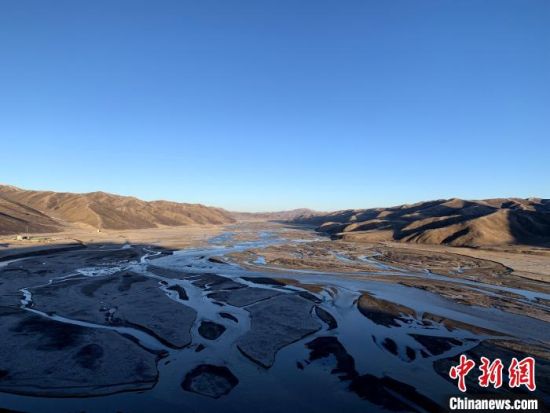圖為三江源腹地，黃河流經(jīng)達日縣。（資料圖） 孫睿 攝 　　