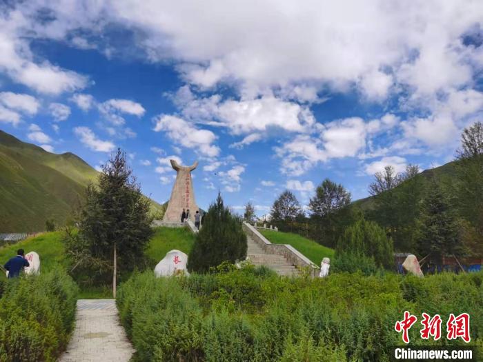 圖為三江源自然保護區(qū)紀(jì)念碑?！∏嗪Ｊ∥幕吐糜螐d供圖