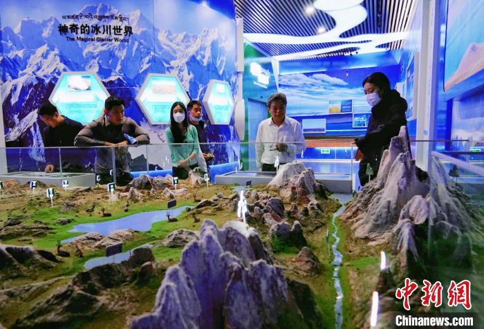 圖為中外嘉賓在玉樹(shù)州博物館內(nèi)參觀?！●R銘言 攝