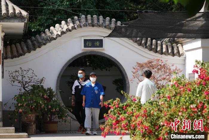 圖為市民在西寧園林植物園內(nèi)觀花賞景?！●R銘言 攝