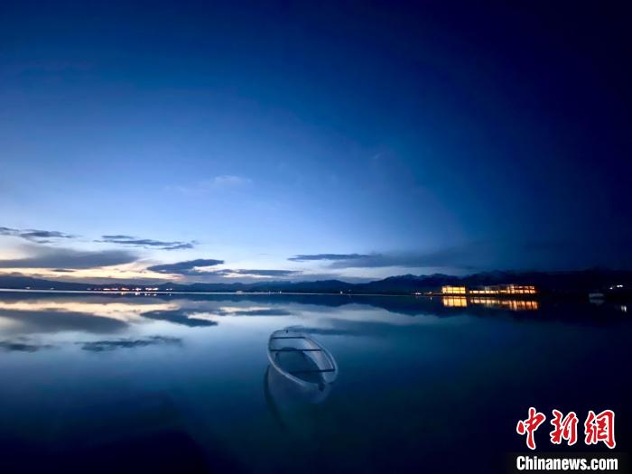 圖為茶卡天空壹號景區(qū)?！±罱瓕?攝