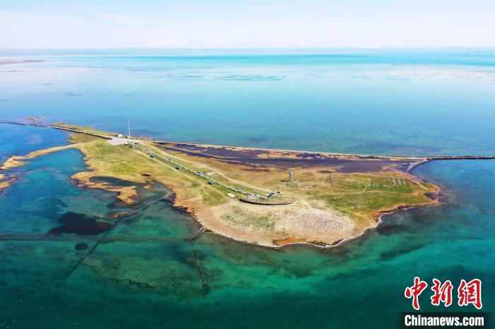 圖為無(wú)人機(jī)航拍青海湖?！≮w海梅 攝