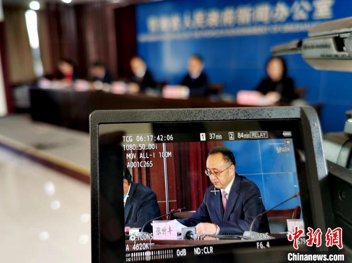 圖為青海省水利廳廳長張世豐參加新聞發(fā)布會?！?zhí)砀?攝