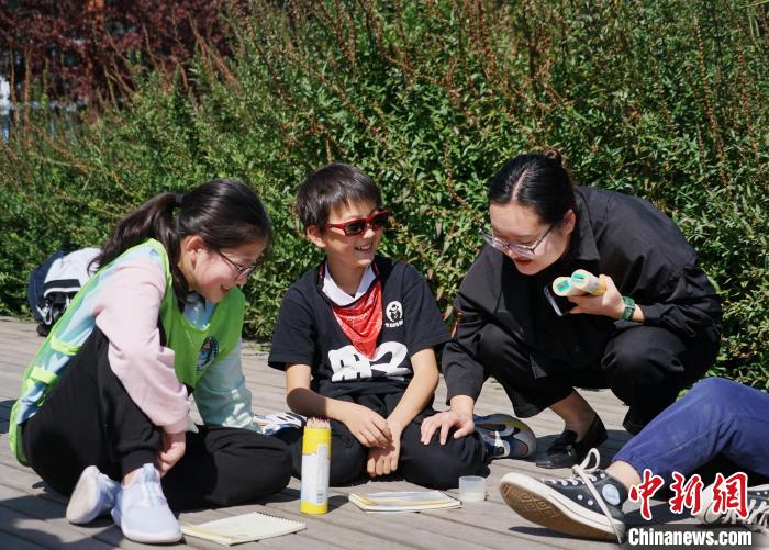 圖為小朋友在青海西寧湟水國家濕地公園內(nèi)認(rèn)識(shí)植物并進(jìn)行繪畫?！●R銘言 攝
