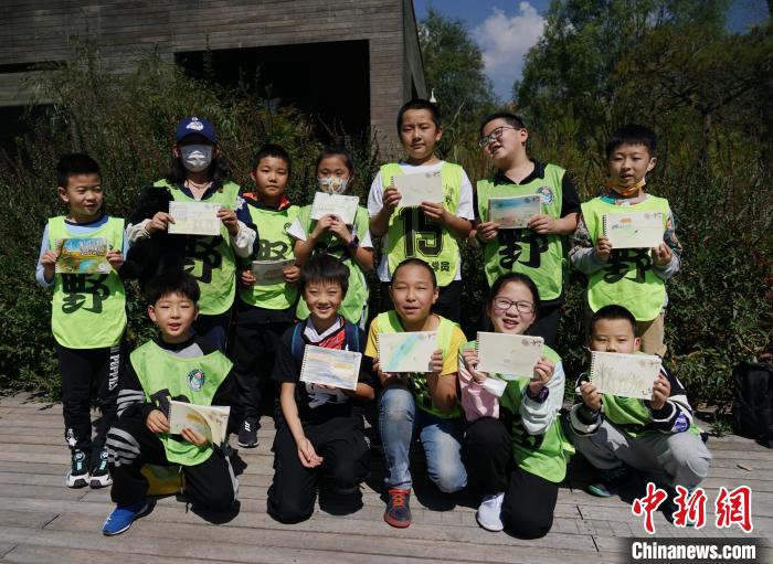 圖為小朋友展示學(xué)習(xí)成果?！●R銘言 攝