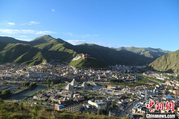 圖為航拍玉樹市?！∮駱涫形麄鞑抗﹫D