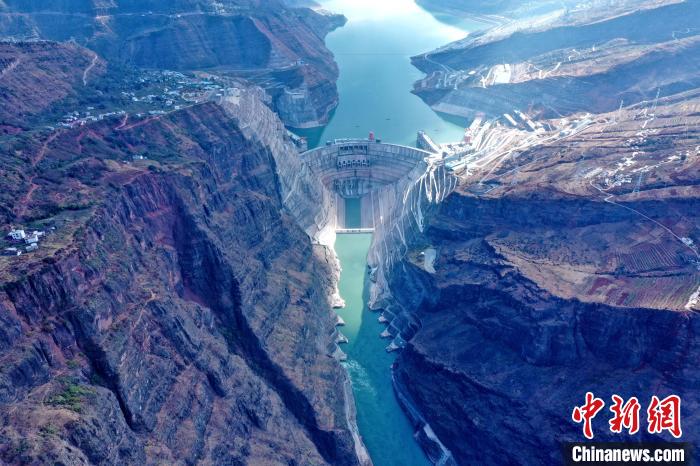 圖為白鶴灘水電站大壩全景圖?！∷娝木止﹫D