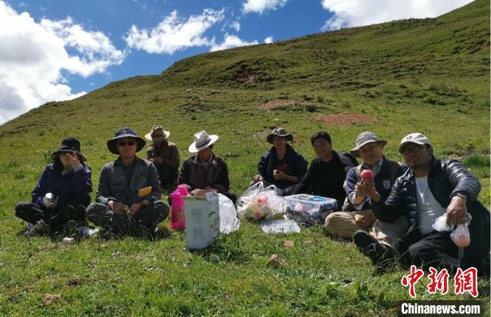 科研團隊在熱魯盆地工作合影?！≈锌圃呵嗖馗咴?供圖