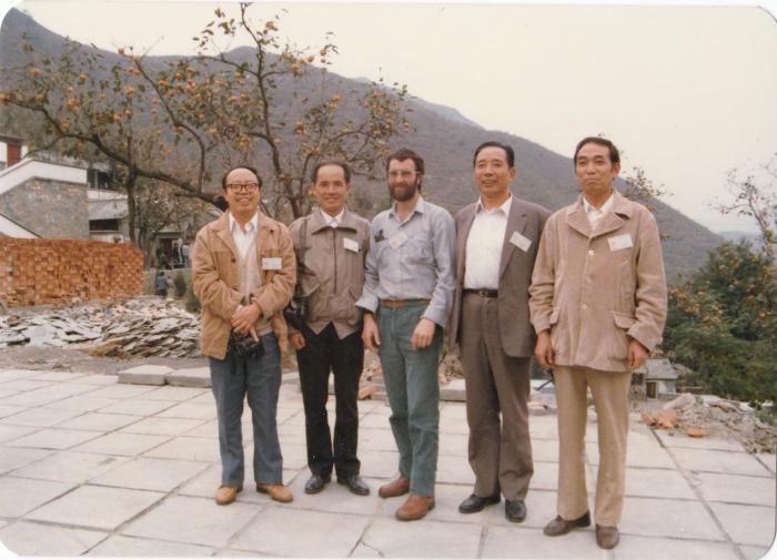 1987年早期脊椎動(dòng)物國(guó)際研討會(huì)在中國(guó)舉行，劉玉海先生(右一)與中外同行專家合影。　Gavin Young(澳大利亞) 供圖