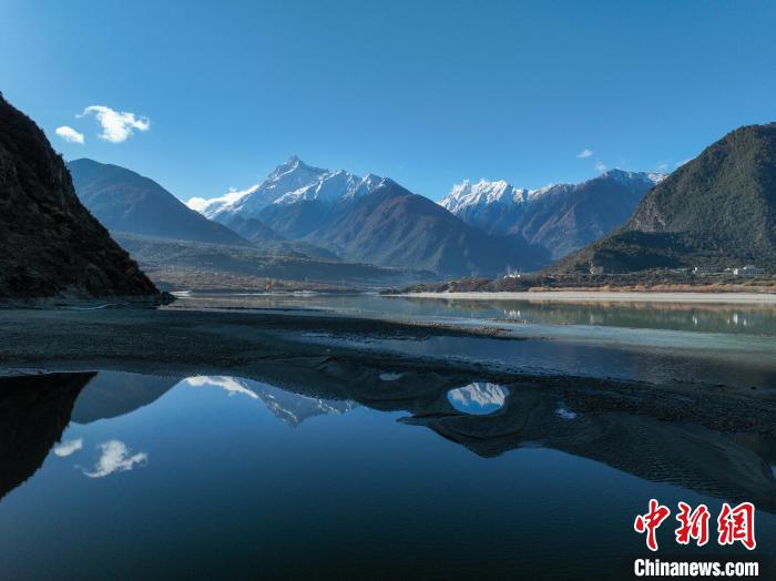 西藏林芝雅魯藏布江和遠(yuǎn)處的雪山?！《拘?攝