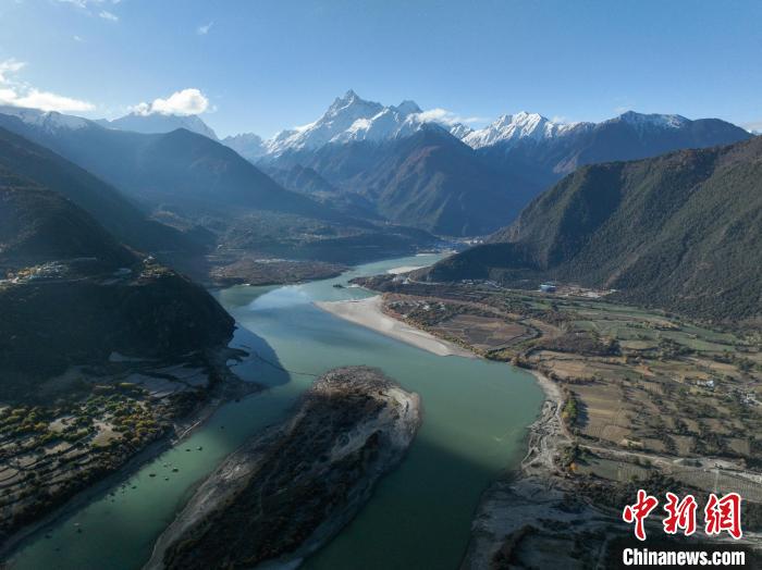 西藏林芝雅魯藏布大峽谷的雪山風(fēng)光?！《拘?攝
