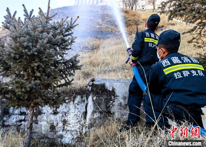 12月6日，布達(dá)拉宮消防救援大隊(duì)在布達(dá)拉宮山體林草區(qū)域開展?jié)窕ぷ?。　劉?攝