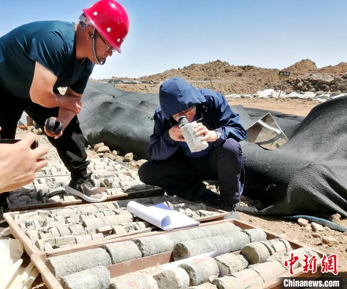 圖為地質(zhì)專家觀察含鹽地層。(資料圖) 柴綜院 供圖