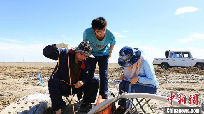 圖為專家測(cè)量鹽湖鹵水水位。(資料圖) 柴綜院 供圖
