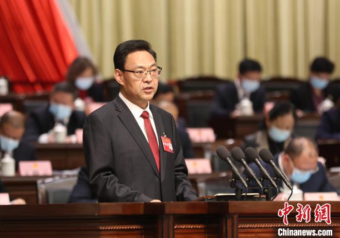 圖為青海省西寧市人民政府代市長石建平作政府工作報告。　祁增蓓 攝