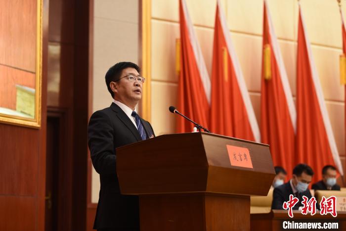 圖為青海省果洛州人民政府州長(zhǎng)葉萬(wàn)彬作政府工作報(bào)告?！　《嘟馨盒?攝