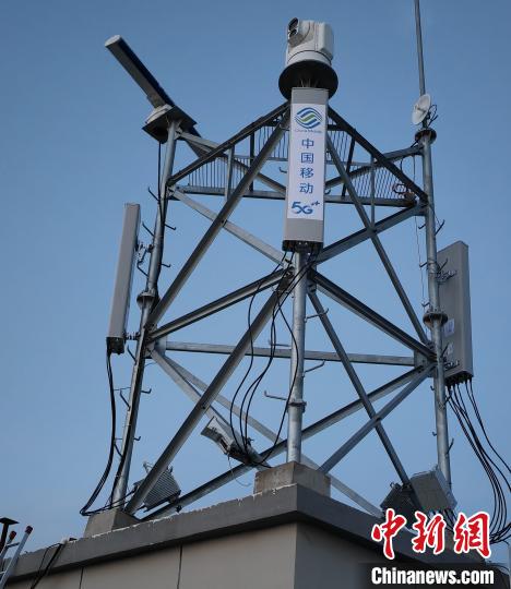 資料圖為建在龍羊峽湖區(qū)內(nèi)的5G基站?！∏嗪Ｒ苿?dòng)海南分公司供圖
