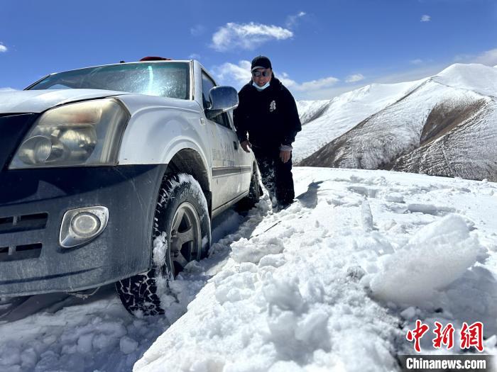 圖為生態(tài)管護(hù)人員準(zhǔn)備在雪地推車。　丁巴達(dá)杰 攝