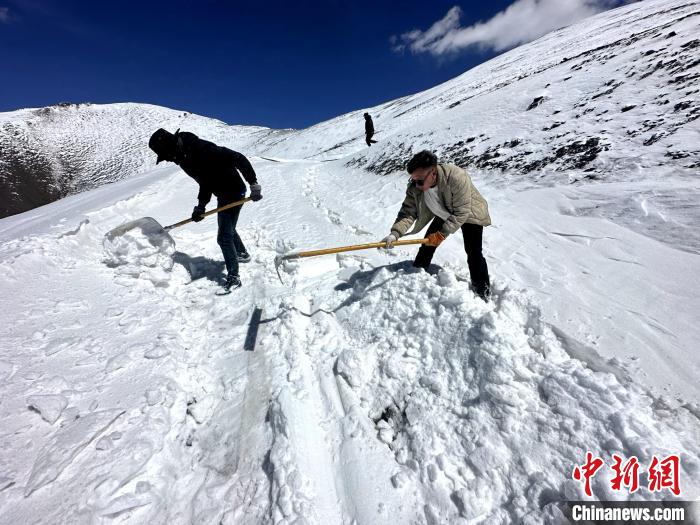 圖為生態(tài)管護(hù)人員在巡護(hù)道路上清雪?！《“瓦_(dá)杰 攝