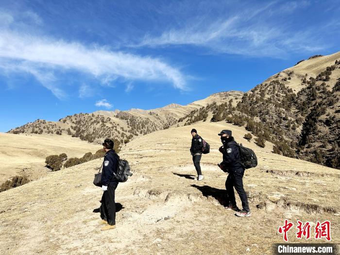 圖為生態(tài)管護(hù)人員開(kāi)展巡護(hù)?！《“瓦_(dá)杰 攝