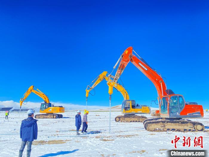 圖為雪中施工。資料圖 姜佳保供圖