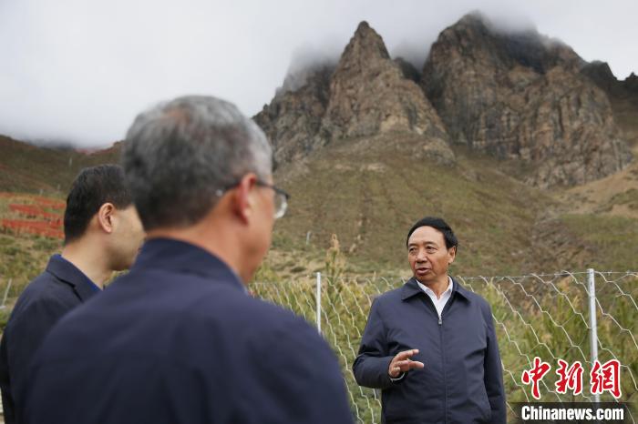 圖為西藏自治區(qū)人大常委會副主任、拉薩南北山綠化指揮部副總指揮江白(右)?！∝暣_ 攝