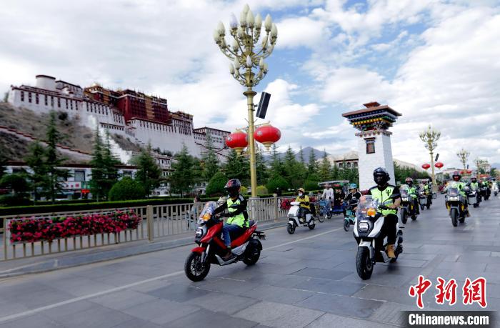 圖為2023年極地G219集結(jié)賽暨金卡納場(chǎng)地賽選手途經(jīng)拉薩布達(dá)拉宮?！∮文恋厍蚬﹫D