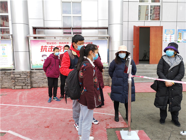 圖片默認(rèn)標(biāo)題_fororder_1、學(xué)生排隊(duì)進(jìn)入校園-攝影-左斌