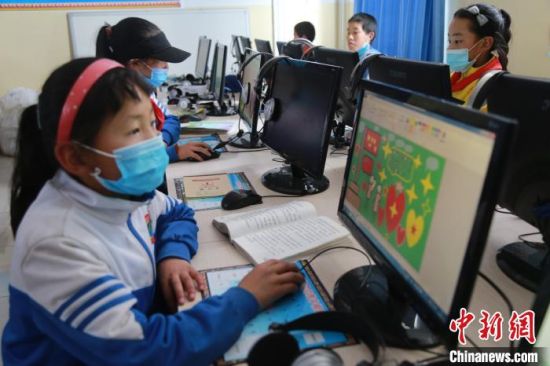 圖為鄉(xiāng)村學(xué)校少年宮的孩子們正在上電腦課?！〔抛尡尽z