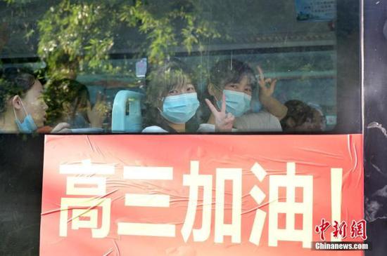 資料圖：2020年7月，廣西南寧沛鴻民族中學(xué)內(nèi)，高三學(xué)生乘坐高考專車前往考點(diǎn)。 中新社記者 俞靖 攝
