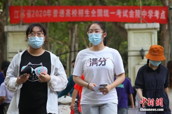 資料圖：2020年7月6日，江蘇南京一處考點(diǎn)，高考考生看完考場(chǎng)后走出考點(diǎn)。 中新社記者 泱波 攝