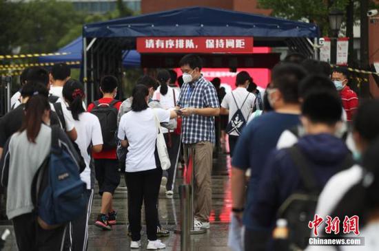 資料圖：2020年7月，上海考生步入高考考場(chǎng)。張亨偉 攝