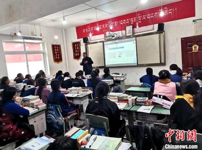 學(xué)生在免費(fèi)輔導(dǎo)班上課?！∧岈敵?攝