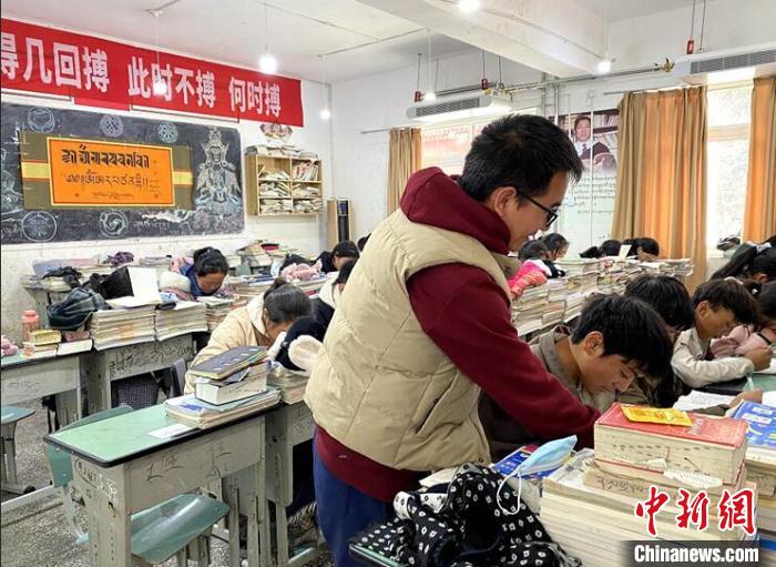 學(xué)生在免費(fèi)輔導(dǎo)班上課?！∧岈敵?攝