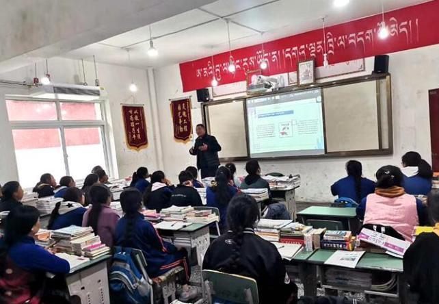 學生在免費輔導班上課?！∧岈敵?攝
