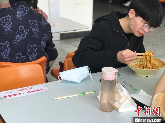 3月17日，西藏大學(xué)學(xué)生正在學(xué)校食堂用餐，餐桌上寫著“按需取餐，切勿浪費(fèi)”?！∪轿木?攝