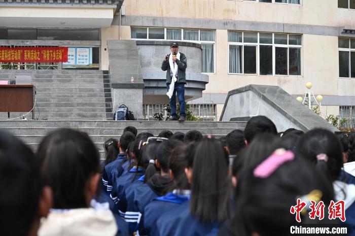 圖為西藏大學教授寧長春為中學生授課?！≮w朗 攝