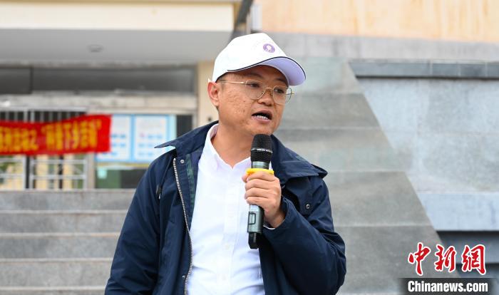圖為西藏大學教授李昊為中學生授課。　趙朗 攝